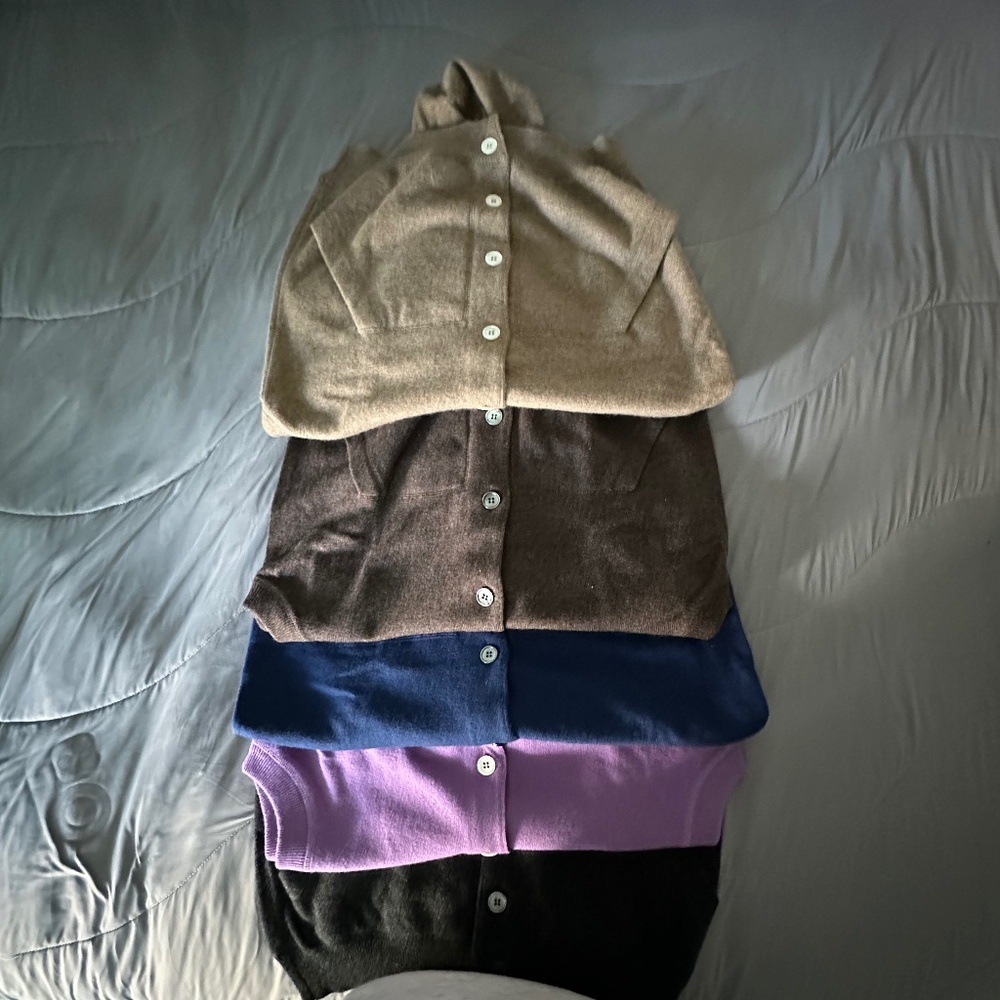 THINK SPRING  - SINGLE BUTTON UP CASHMERE VEST WITH A HOOD AND TWO POCKETS
